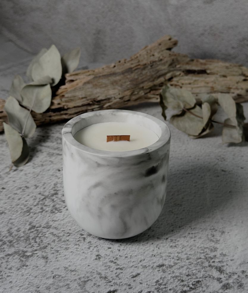 Candela profumata Circum in marmo pietra, con stoppino in legno e design tondeggiante