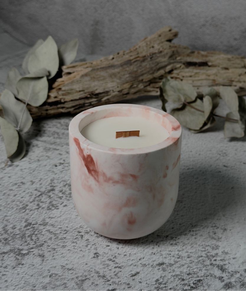Candela profumata Circum in marmo rosa, con stoppino in legno e design tondeggiante