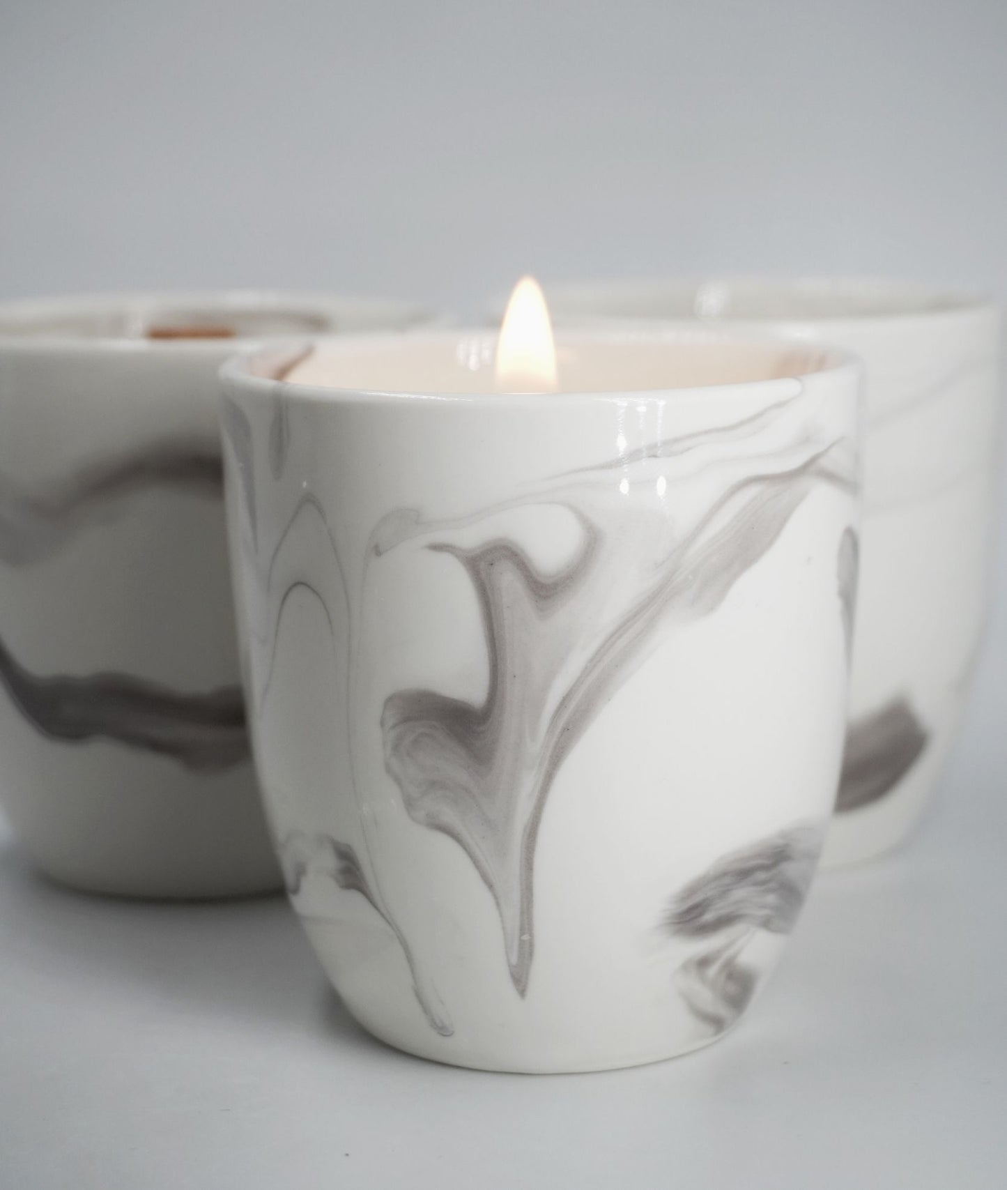 Candela ricaricabile Artis in ceramica artigianale, profumata e realizzata in cera di soia