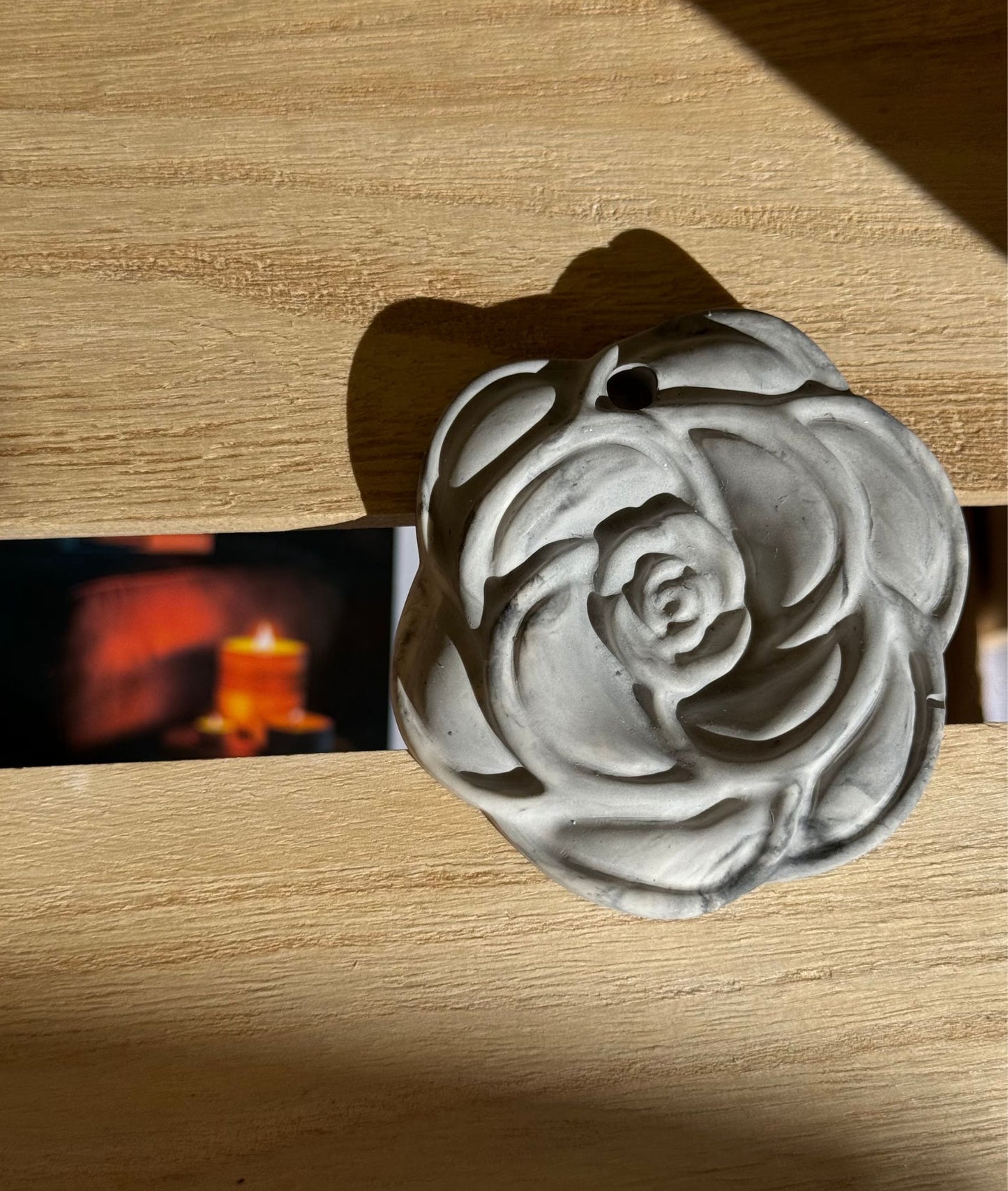 Diffusore portatile grigio per ambiente, realizzato in polvere di ceramica, con design elegante a forma di fiore e fragranza inclusa