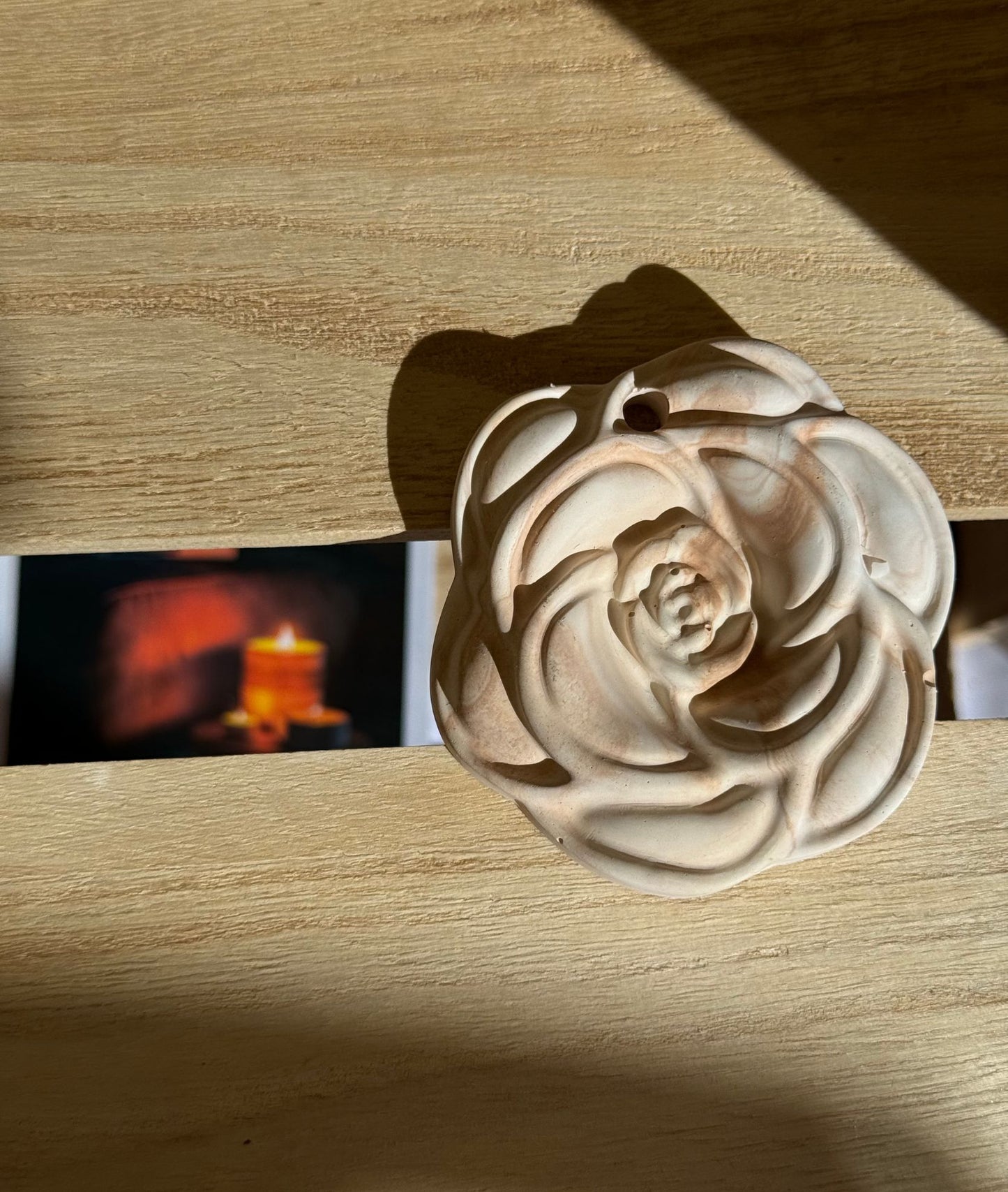 Diffusore portatile color terra per ambiente, realizzato in polvere di ceramica, con design elegante a forma di fiore e fragranza inclusa