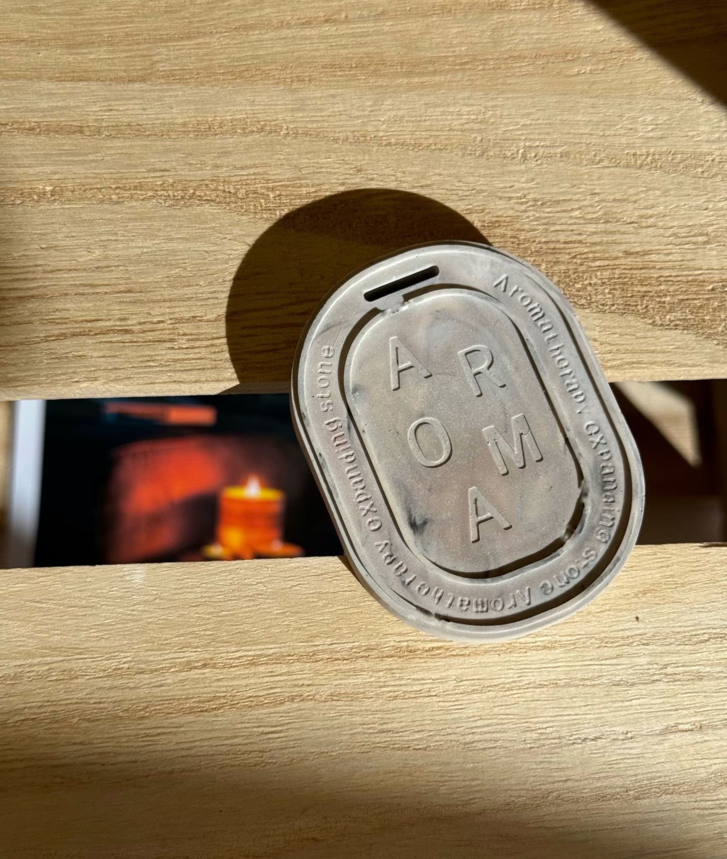 Diffusore portatile grigio per ambiente, realizzato in polvere di ceramica, con design elegante e fragranza inclusa