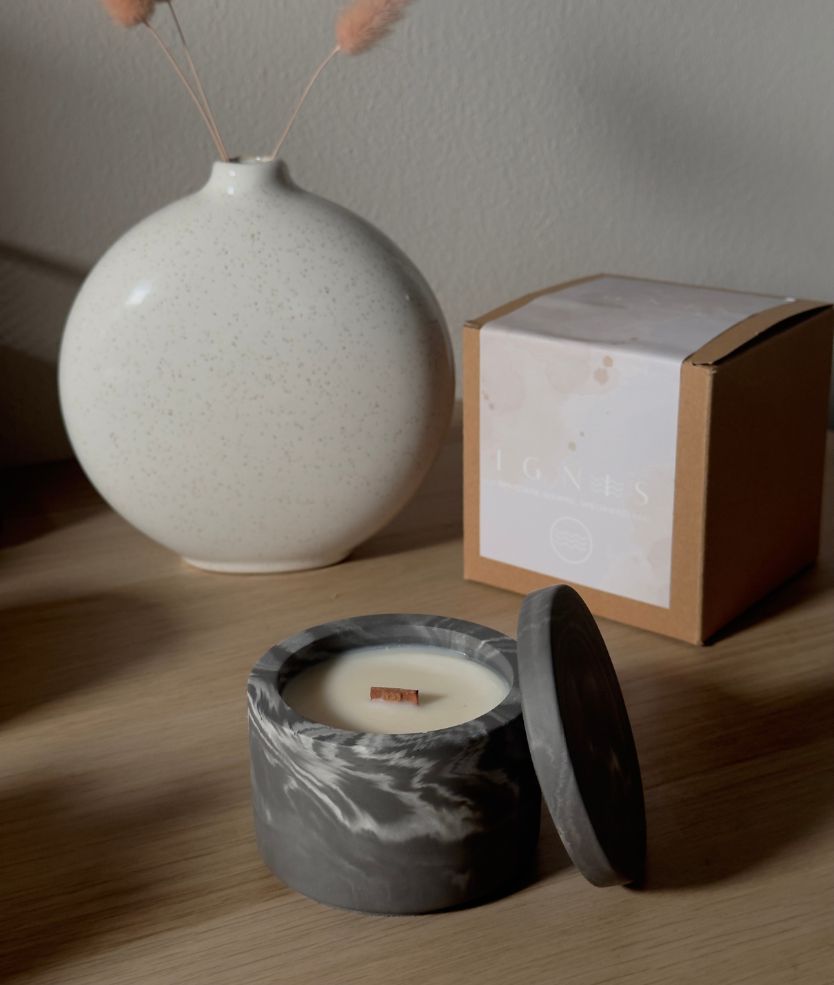 Candela profumata artigianale Nice Spring Breath, contenitore effetto marmo