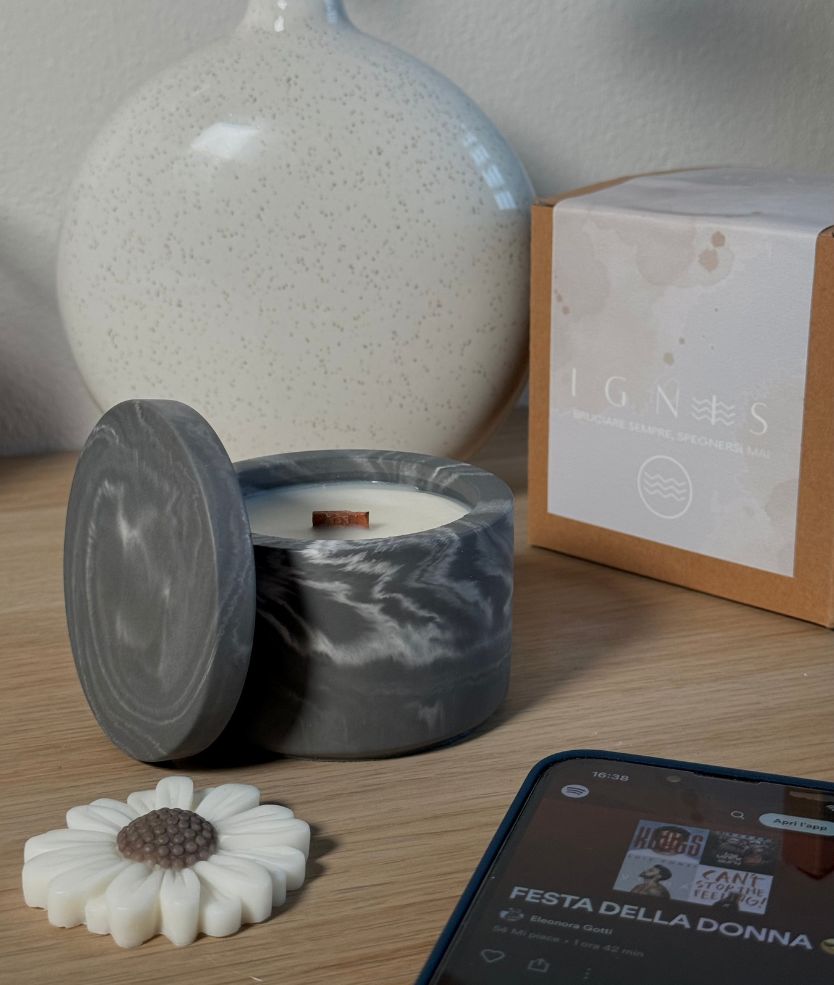 Candela profumata artigianale Nice Spring Breath, contenitore effetto marmo e tag nfc per l'interazione digitale
