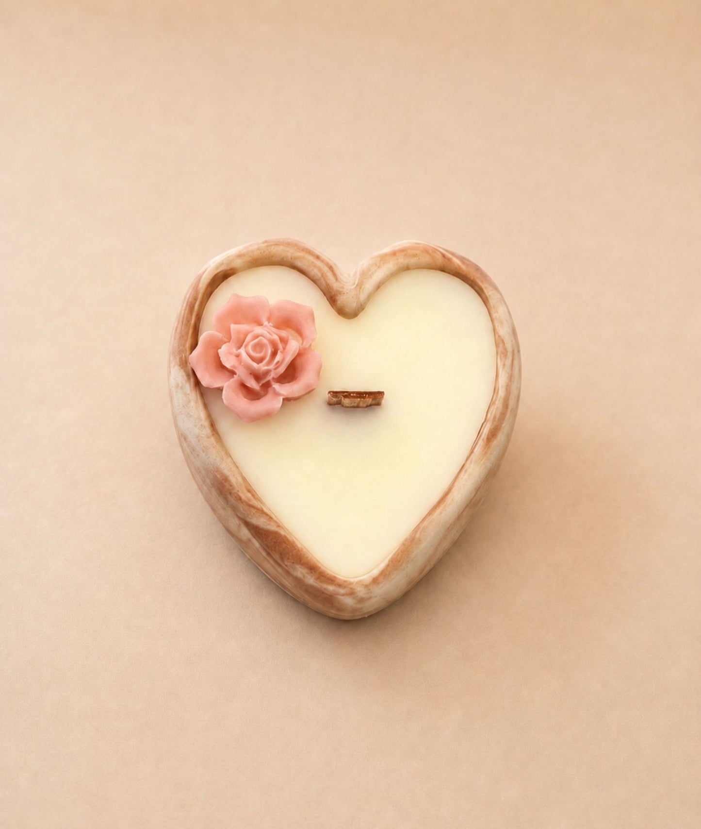 Bomboniera candela Cuore Grande personalizzabile in cera di soia, colore marmo terra, con fiore rosa decorativo e stoppino in legno, Ignis Decor.