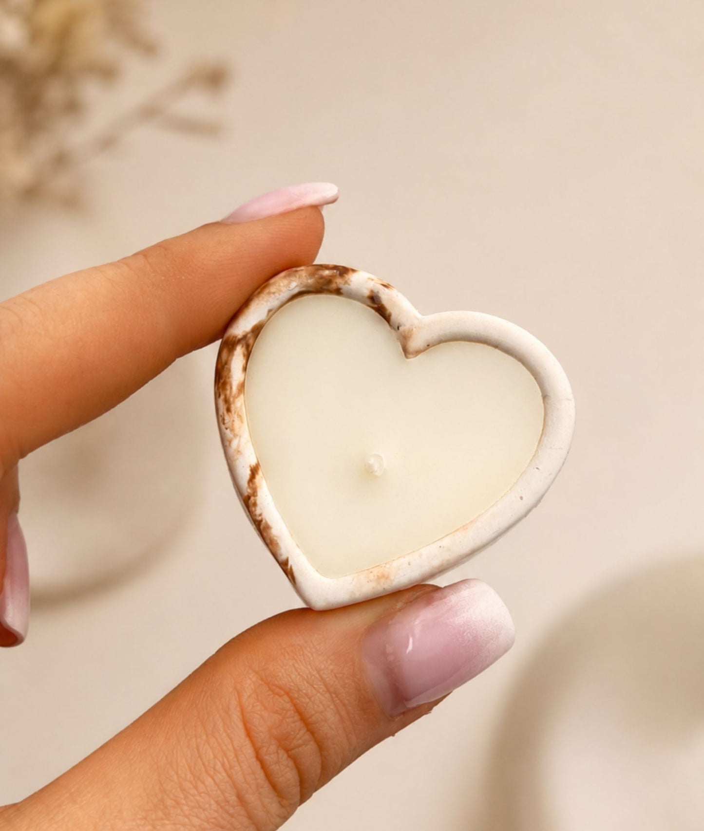 Bomboniera candela Cuore Mini personalizzabile in cera di soia, colore terra, realizzata artigianalmente da Ignis Decor.
