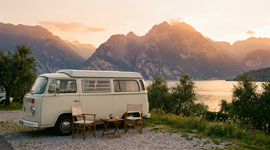 Come scegliere il profumatore per camper: van bianco parcheggiato in riva al lago al tramonto