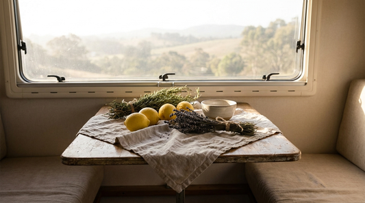 Quali fragranze scegliere per il camper: limoni, rosmarino e lavanda sul tavolino del van con vista