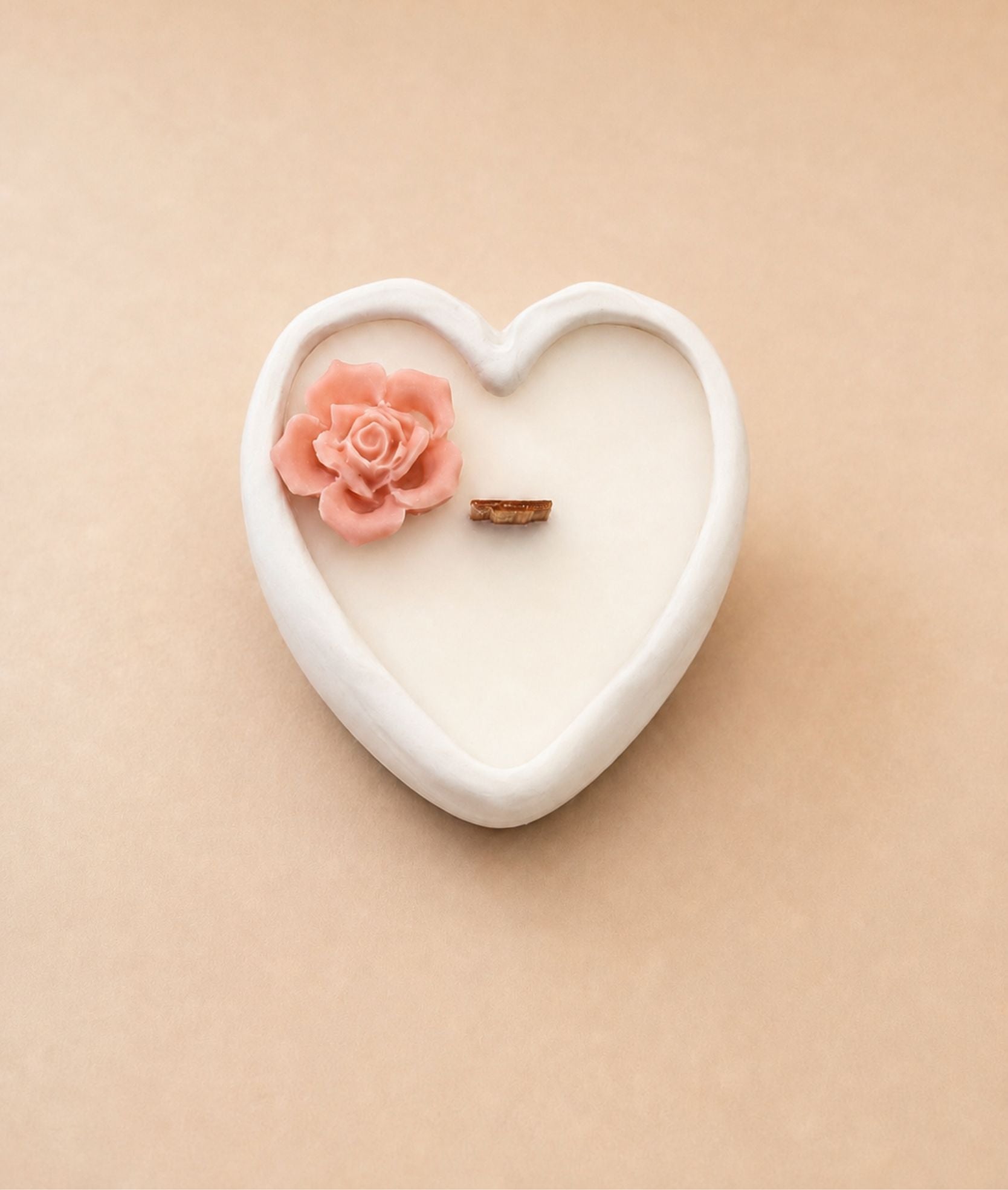 Bomboniera candela Cuore Grande personalizzabile in cera di soia, colore bianco minimal, con fiore rosa decorativo e stoppino in legno, Ignis Decor.