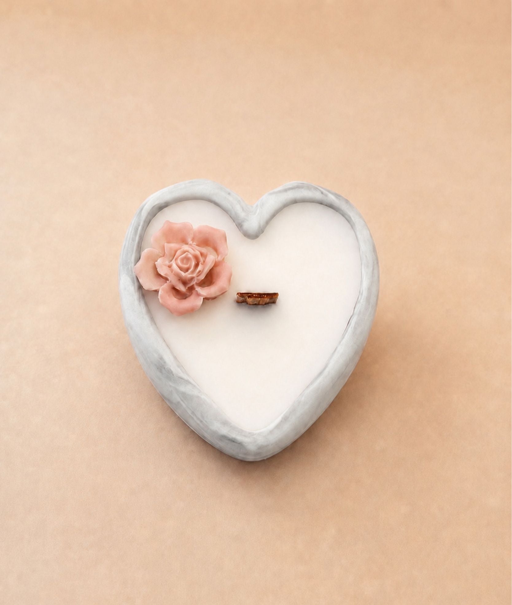 Bomboniera candela Cuore Grande personalizzabile in cera di soia, colore marmo pietra, con fiore rosa decorativo e stoppino in legno, Ignis Decor.