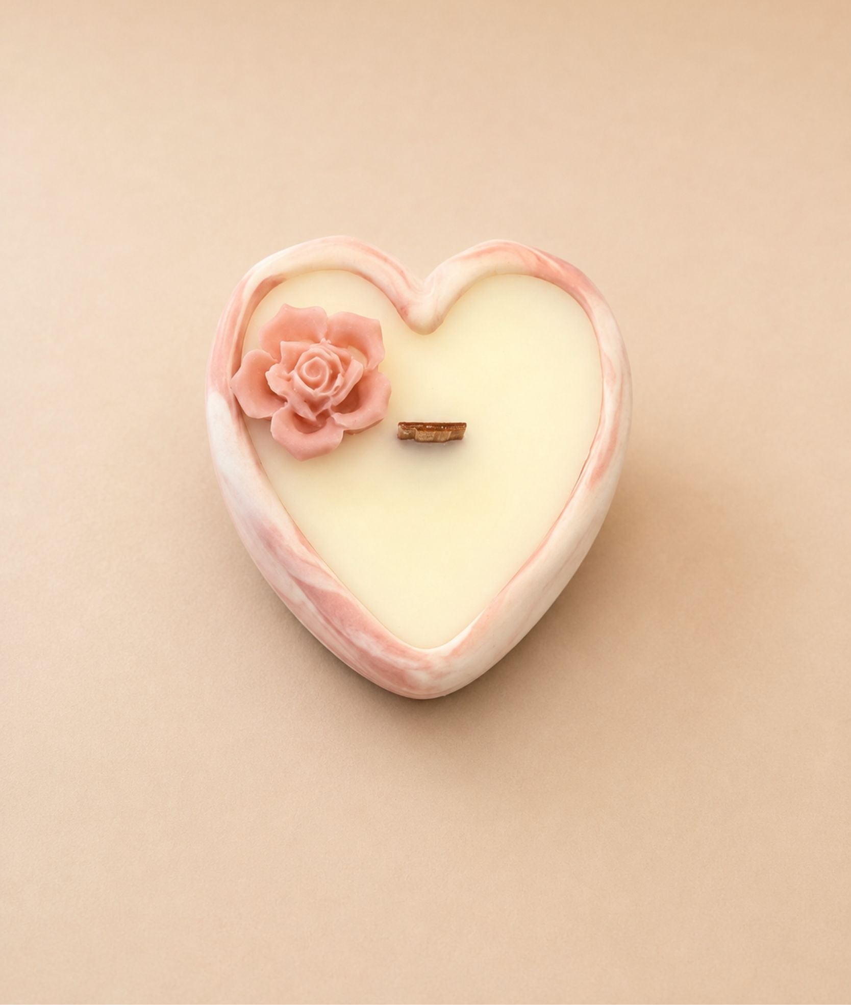 Bomboniera candela Cuore Grande personalizzabile in cera di soia, colore marmo rosa, con fiore rosa decorativo e stoppino in legno, Ignis Decor.