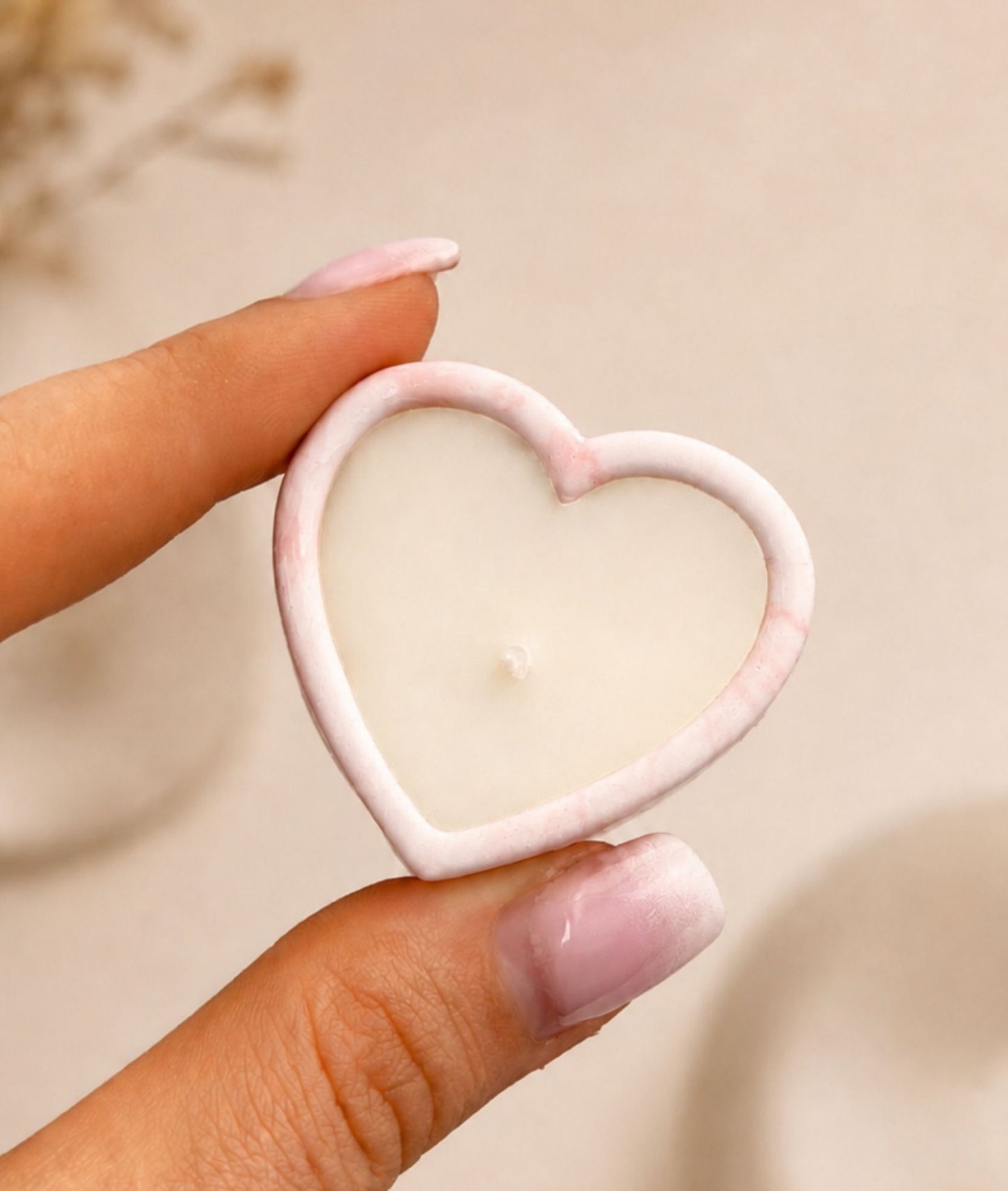 Bomboniera candela Cuore Mini personalizzabile in cera di soia, colore rosa, realizzata artigianalmente da Ignis Decor.