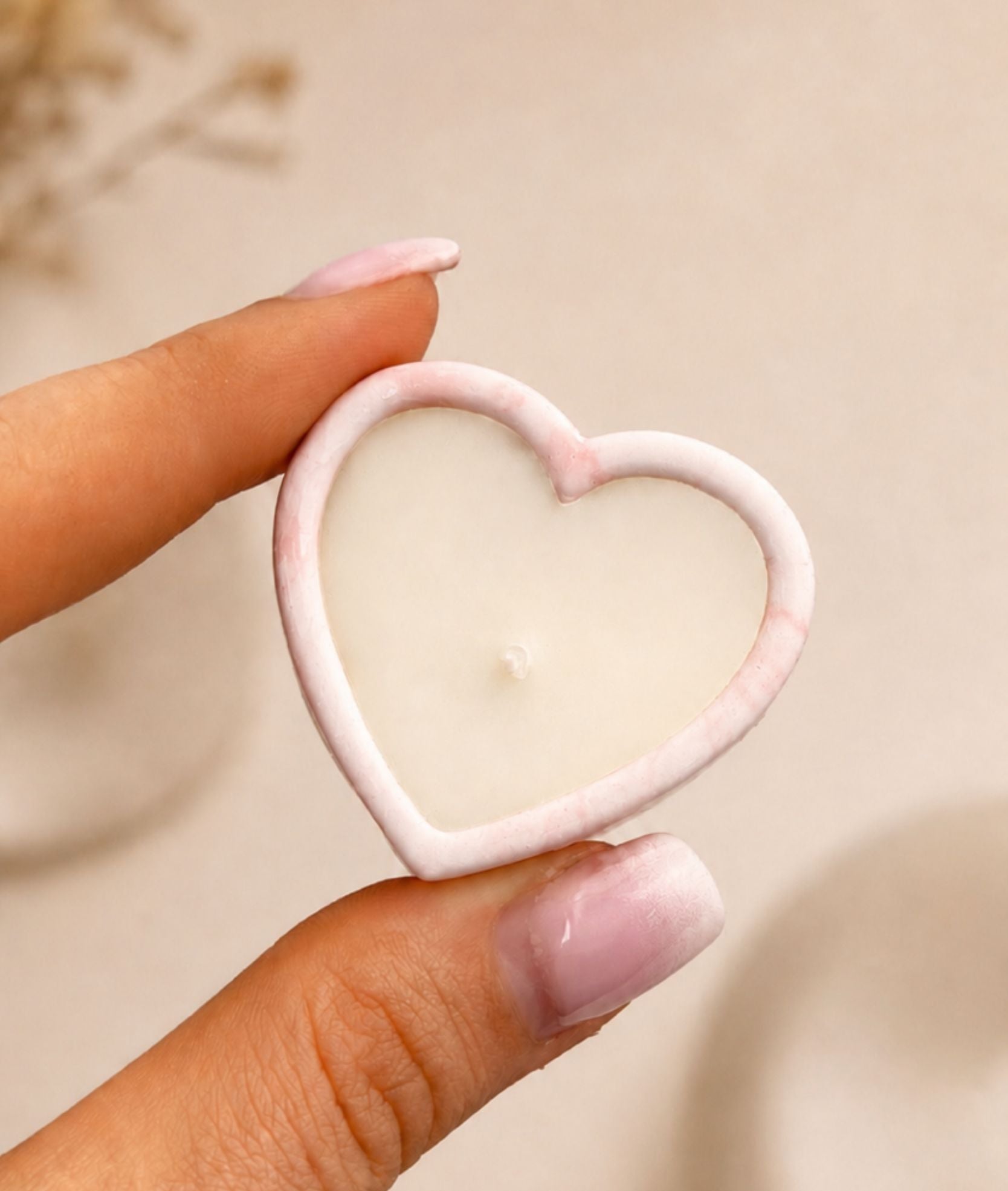 Bomboniera candela Cuore Mini personalizzabile in cera di soia, colore rosa, realizzata artigianalmente da Ignis Decor.