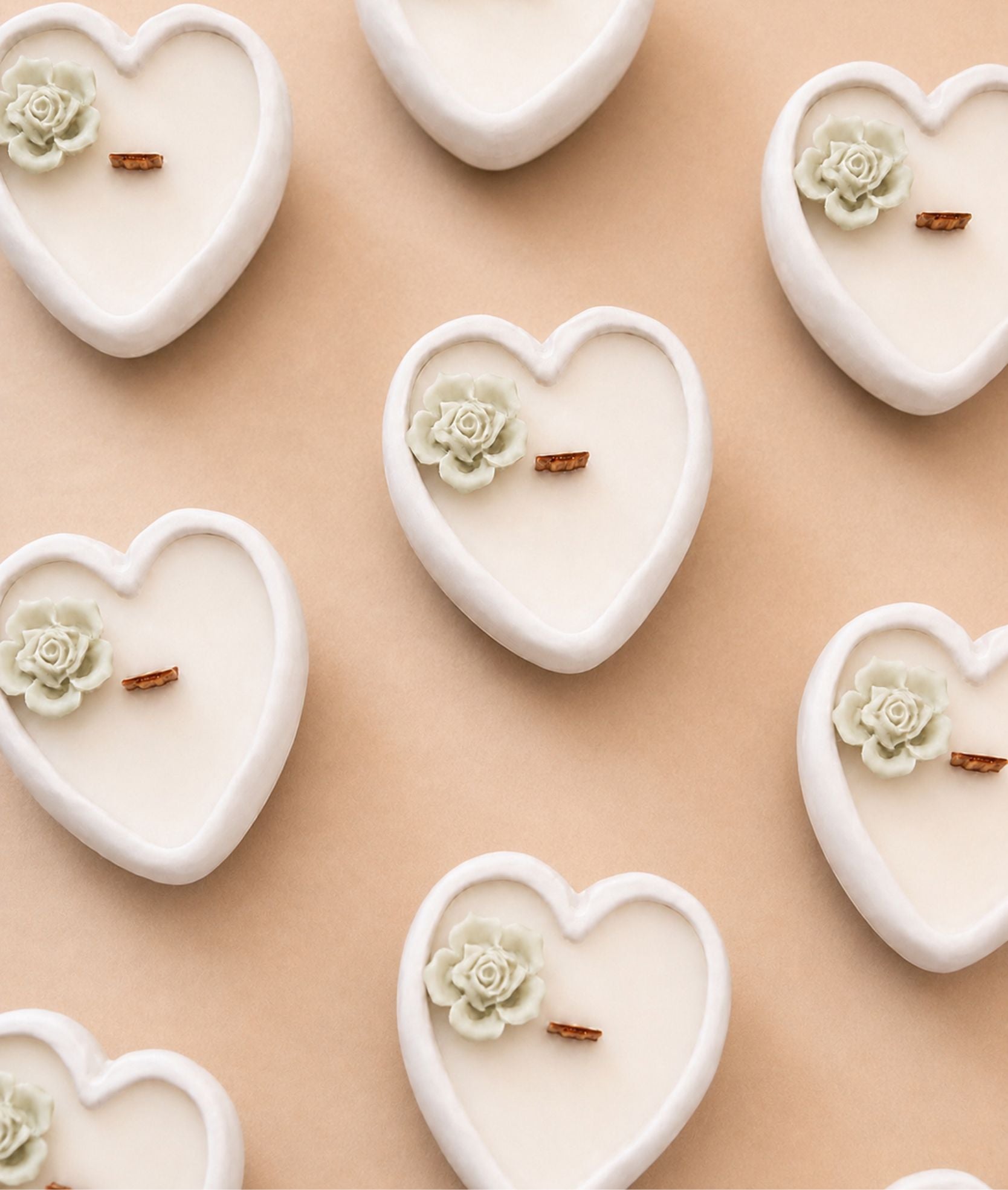 Set di bomboniere candele Cuore Grande personalizzabili in cera di soia, con contenitori effetto marmo e fiori decorativi, Ignis Decor.