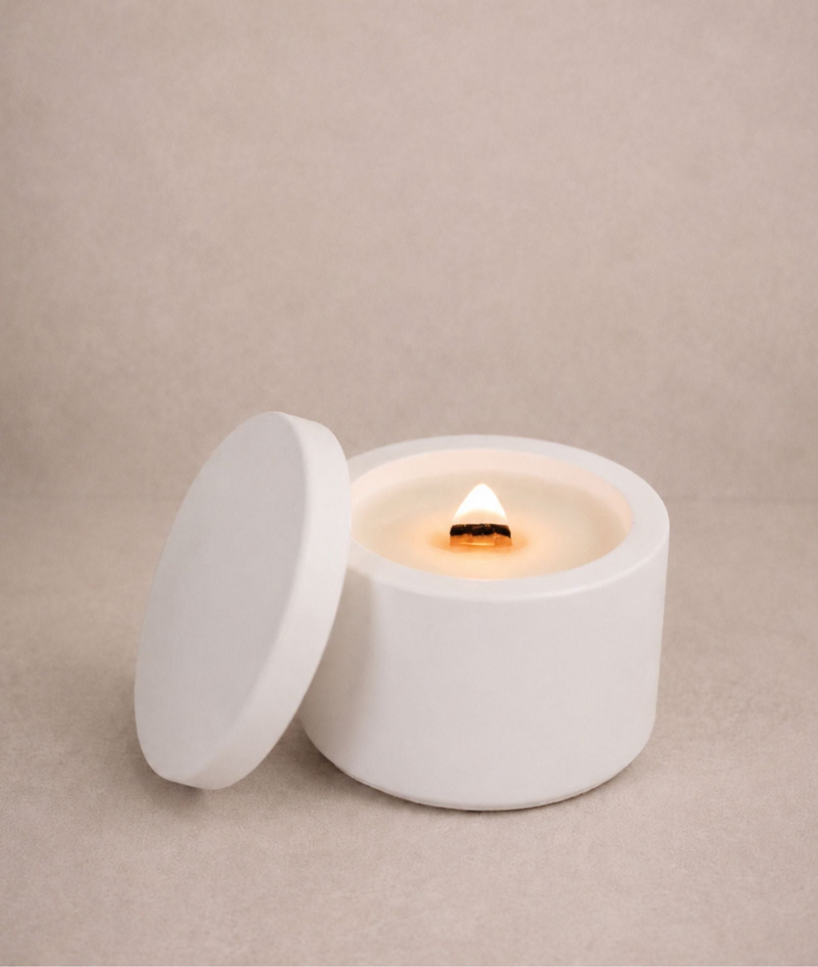 Candela profumata artigianale Nice in contenitore bianco minimal con stoppino in legno, Ignis Decor.