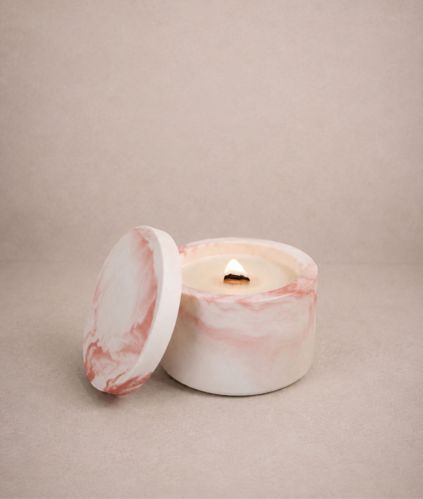 Candela profumata artigianale Nice in contenitore effetto marmo rosa con stoppino in legno, Ignis Decor.