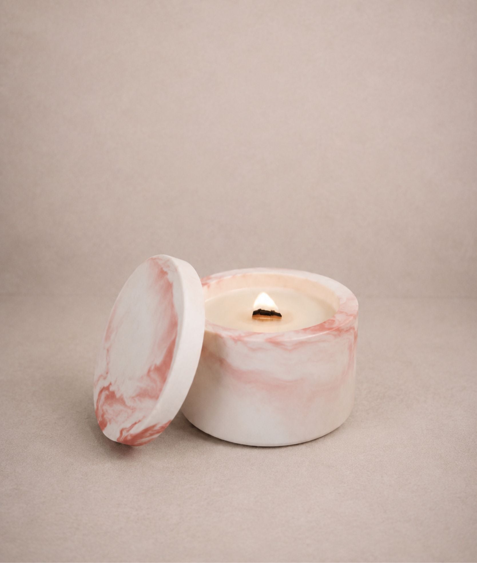 Candela profumata artigianale Nice in contenitore effetto marmo rosa con stoppino in legno, Ignis Decor.