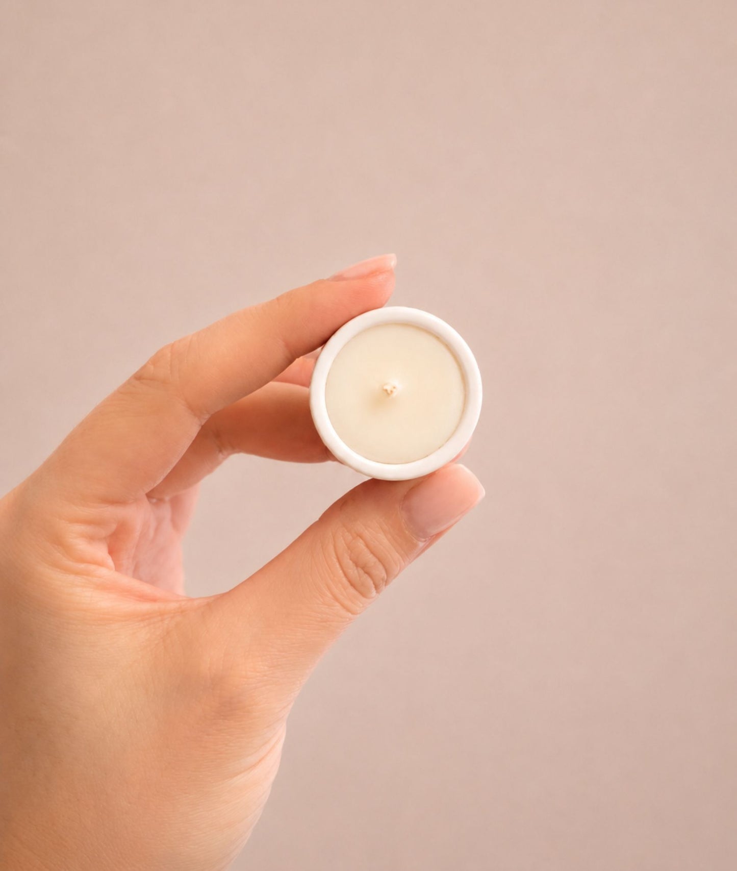 Mini candela DOT artigianale in contenitore bianco minimal con cera di soia, Ignis Decor.