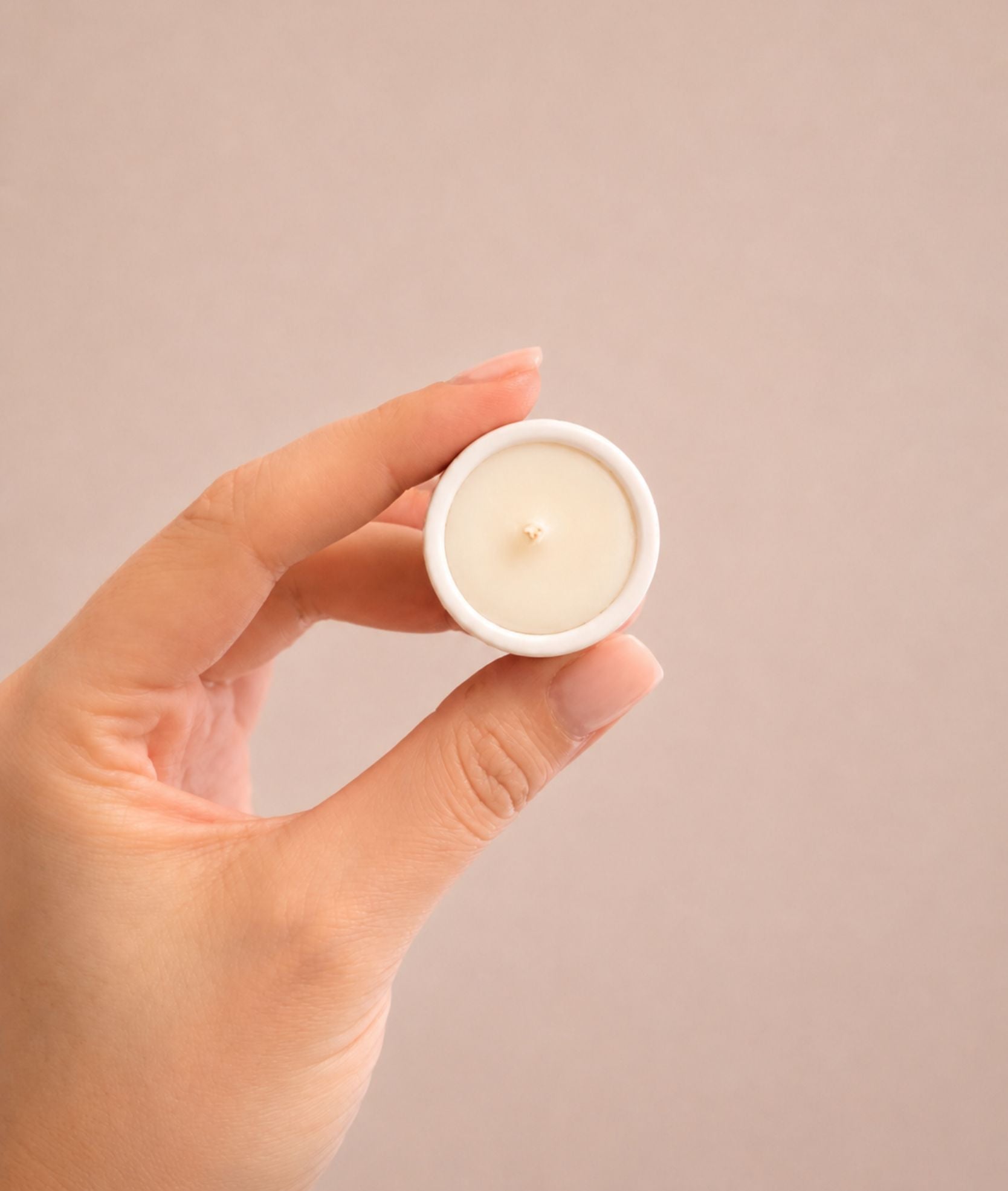 Mini candela DOT artigianale in contenitore bianco minimal con cera di soia, Ignis Decor.
