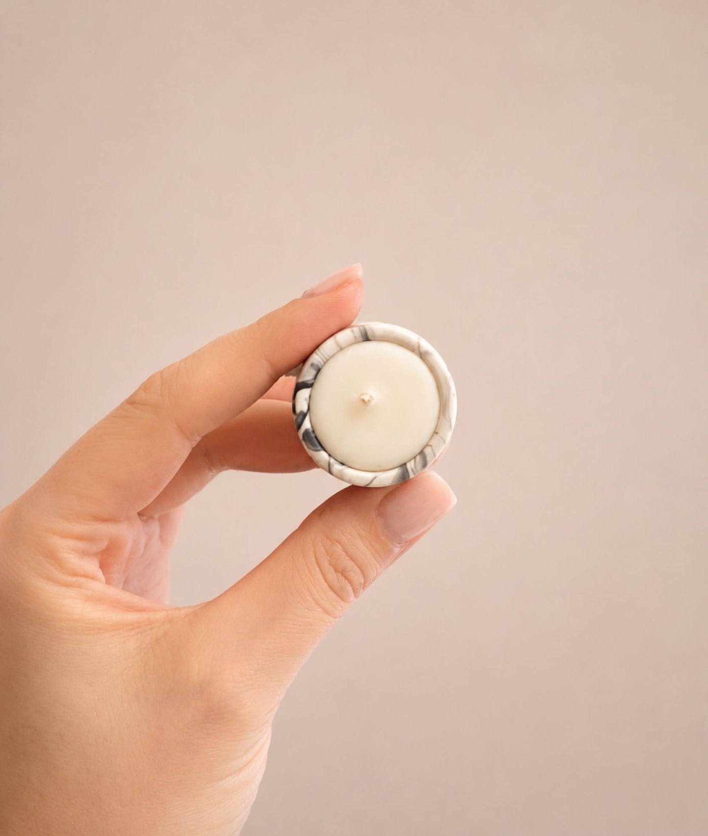 Mini candela DOT artigianale in contenitore effetto marmo pietra con cera di soia, Ignis Decor.