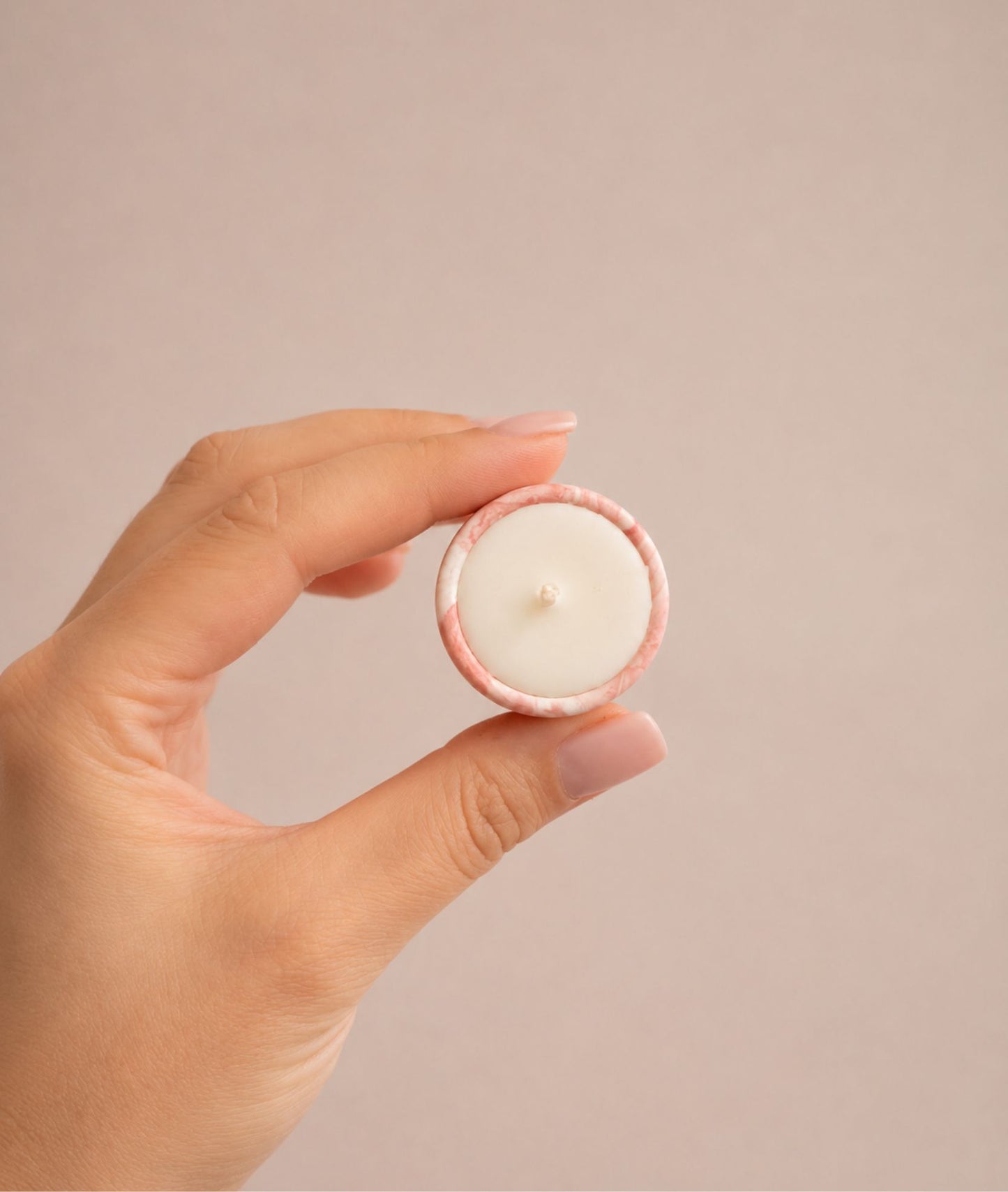 Mini candela DOT artigianale in contenitore effetto marmo rosa con cera di soia, Ignis Decor.