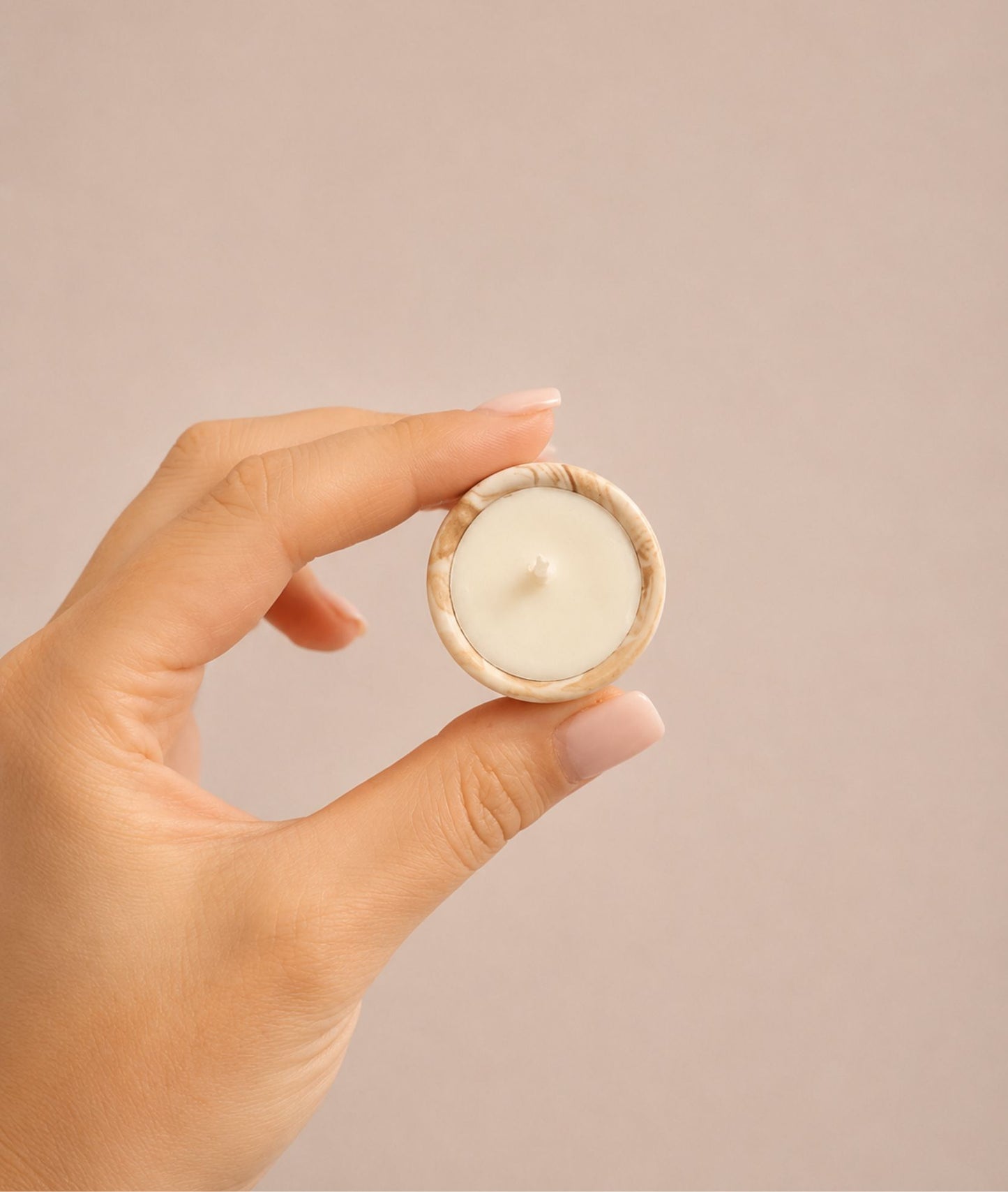 Mini candela DOT artigianale in contenitore effetto marmo terra con cera di soia, Ignis Decor.